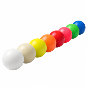 Balles de jonglerie MMX lisses et multicolores disposées en diagonale sur fond blanc