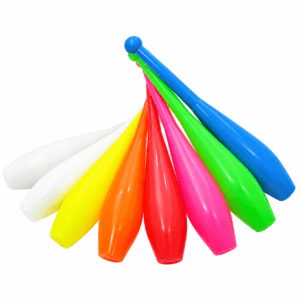 Quilles de jonglerie One Piece multicolores disposées en éventail sur fond blanc